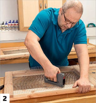 Voljärnätet fästs med klamrar. Voljärnätet fästs med klamrar.